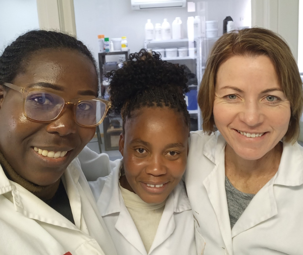 Sophia Snyman mit zwei ihrer Mitarbeiterinnen in Windhoek
