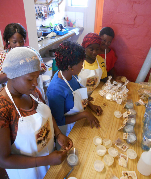 Die Soap Ladies bei der Herstellung der kleinen Seifen